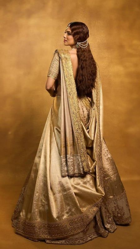 Golden Saree Bride, Reception Saree Look For Bride, Bridal Lehenga Look, New Bridal Lehenga, Lehenga Look, Dupatta Styling, Silk Bridal Lehenga, Brides Mother Dress, Indian Fits