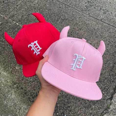 Snapback Hats Aesthetic, Snapback Aesthetic, Aesthetic Rapper, Aesthetic Hats, Ny Hats, Pretty Backrounds, Rapper Aesthetic, Custom Fitted Hats, Swag Hats