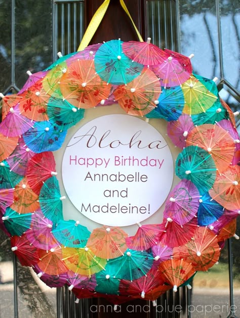 Diy Luau, Luau Ideas, Umbrella Wreath, Aloha Party, Fest Temaer, Hawaiian Luau Party, Luau Birthday Party, Hawaiian Birthday Party, Cheap Backyard