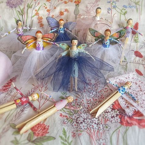 Peg Fairies, Clothes Pin Ornaments, Clothespin Crafts Christmas, Dolly Pegs, Christmas Clothespins, Pin Crafts, Christmas Craft Fair, Clothes Pegs, Wood Peg Dolls