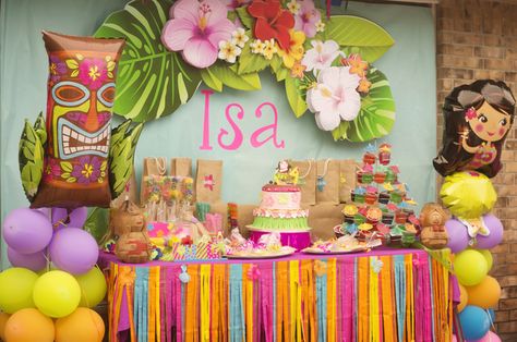 Isa's Birthday Luau | CatchMyParty.com - The hanging flower sign. Looove! Luau Birthday Party Ideas, Hawaiian Luau Birthday Party, Backdrop Flowers, Birthday Luau, Jello Cups, Moana Theme, Luau Party Decorations, Aloha Party, Luau Birthday Party