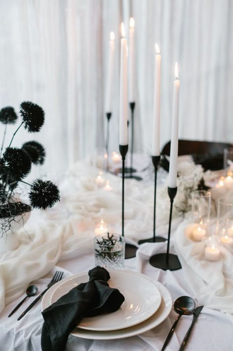 Modern Black Wedding Decor, Modern Wedding Black And White, Modern Wedding Table Settings, Modern Black And White Wedding Decor, Black And White Tablescapes, Black Wedding Table Decor, White Wedding Table Centerpieces, Black And White Table Setting, Black Modern Wedding