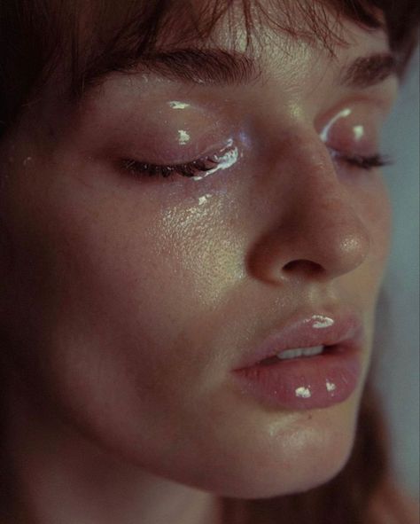 Meyloo makeup Glowy Wet Makeup Look, Wet Makeup Look Editorial, Heatwave Photoshoot, Wet Makeup Look Natural, Annie Dirusso, Wet Eyeshadow Look, Milky Makeup, Wet Look Makeup, Wet Makeup Look