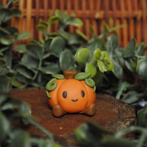 Meet Lil Pumpkin! Standing at about one inch tall, this little guy makes for a perfect addition to any desk, workspace, bookshelf, or any other surface he can fit on!  Each figure is lovingly hand sculpted using high quality polymer clay. Please note that the handmade nature of this item means there can be slight variations between each piece! Polymer Clay Crafts Cute, Clay Crafts Air Dry Ideas Easy Diy, Fimo Kawaii, Easy Clay Sculptures, Easy Polymer Clay, Autumn Diy, Halloween Clay, Clay Magnets, Diy Air Dry Clay