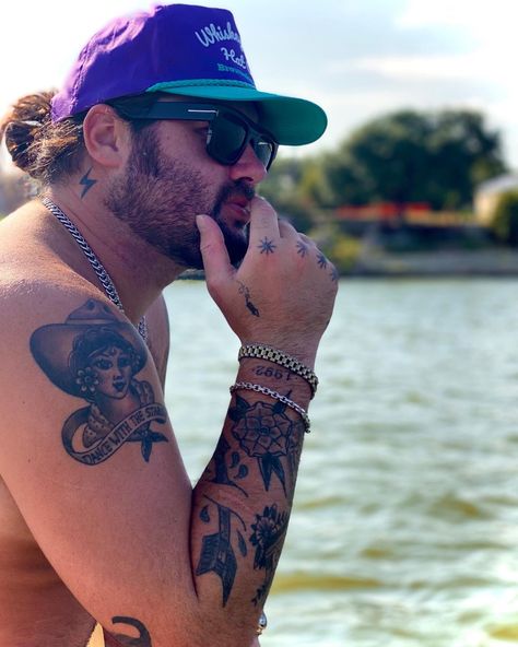 Koe Wetzel Fyfg Tattoo, Koe Wetzel Tattoos, Knee Tats, Takuache Outfits, Takuache Outfits Guys, Outfits Guys, Koe Wetzel, Best Country Singers, Western Tattoos