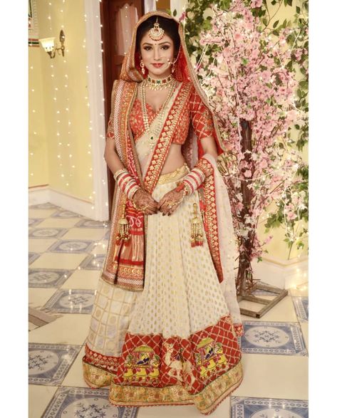 Follow me pritikar0000 Panetar Lehenga Gujarati, Panetar Lehenga, Gujarati Bride, Designer Bridal Lehenga Choli, Wedding Lehenga Designs, Indian Bride Outfits, Lehnga Dress, Bridal Lehenga Collection, Designer Bridal Lehenga