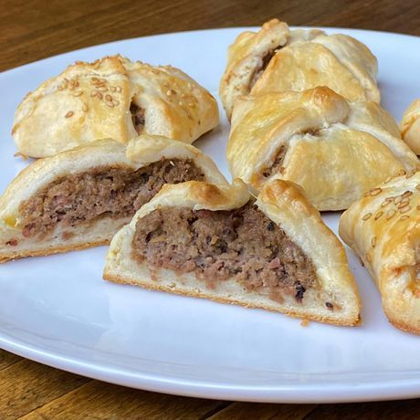 Jewish Baked Dumplings (Meat Knishes) Recipe Jewish Meat Recipes, Knishes Jewish, Meat Knish Recipe, Kinish Recipe, Knishes Recipe, Baked Dumplings, Knish Recipe, Italian Calzone, Jewish Dishes