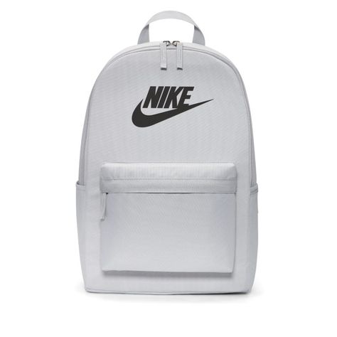 La mochila Nike Heritage ofrece espacio para todo tu equipo. El amplio compartimento principal cuenta con una funda para mantener una computadora portátil de hasta 15" al alcance de la mano. Los dos bolsillos para accesorios con cierre mantienen el equipo organizado y al alcance de la mano Mochila Nike, Nike, Collage, Pins