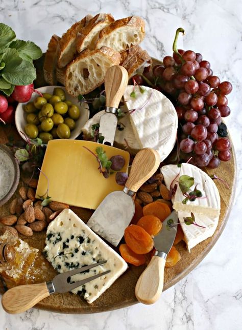 French Inspired Cheese Board with Edible Flowers #cheese #appetizer Cheese Platter Ideas, Cheeseboard Recipe, French Cheese Board, Horderves Appetizers, Cheese Table, Cheese Appetizer, French Cheese, Charcuterie Inspiration, Cheese Party