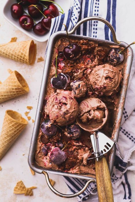 No churn Black Forest cake ice cream with bing cherries, Kirsch and dark chocolate brownie bites. Chocolate Cherry Ice Cream, Chocolate Tahini, Vegetarian Treats, Ms Diet, Pumpkin Pie Ice Cream, Vegan Ice Cream Recipe, Fro Yo, Cherry Ice Cream, Cherry Desserts