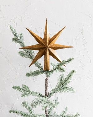 15 Best Decorated Christmas Trees On The Internet - Chrissy Marie Blog Die Hard Christmas, Christmas Tree Star Topper, Christmas Cozy, Beginner Pottery, Tree Star, Christmas Tree Star, Minimal Christmas, Scandinavian Minimalist, Country Christmas Decorations