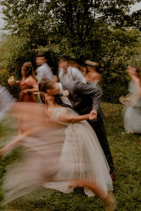 Blurry Wedding Photography, Blurry Wedding Photo, Brides Mate, Shooting Couple, Foto Wedding, Creative Wedding Photo, Wedding Couple Poses Photography, Bridesmaids Photos, Wedding Photography Styles