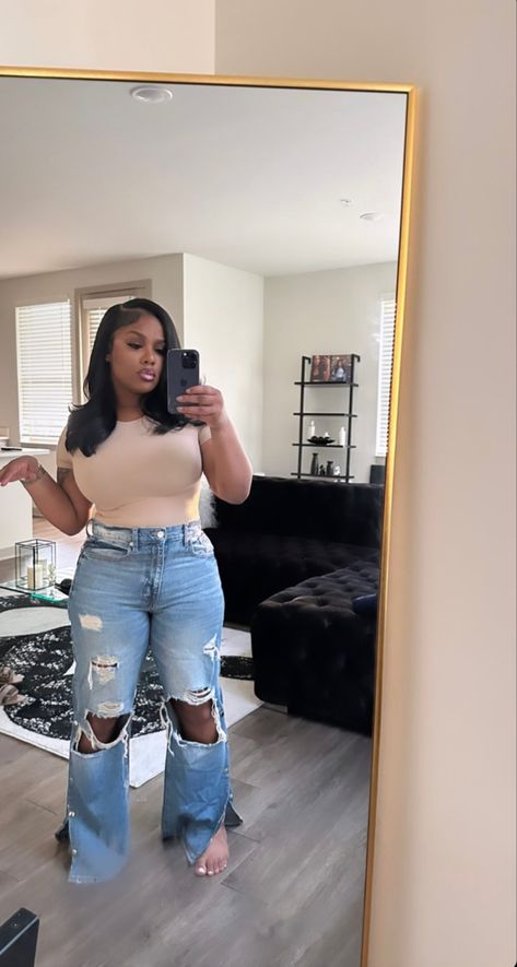 Simple Brunch Outfits Plus Size, Mom Outfit Black Women, Mom Jeans Outfits Black Women, Light Jeans Outfit Black Women, Tan Bodysuit Outfit Black Women, Things To Wear With Mom Jeans, Bootcut Jeans Outfit Black Women, Curvy Girl Outfits Summer Black Women, Mom Outfits Black Women