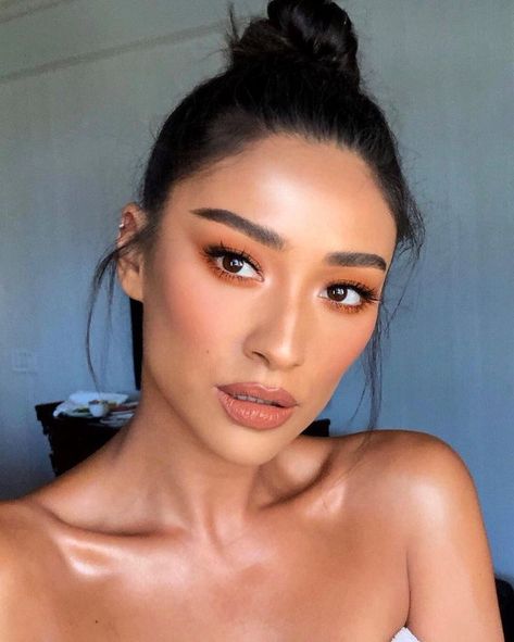 glowy makeup Nude Makeup Looks, Bella Hadid Makeup, Make Up Diy, Mekap Mata, Orange Eyeshadow, Orange Makeup, Makeup Tip, Eye Makeup Looks, Smink Inspiration