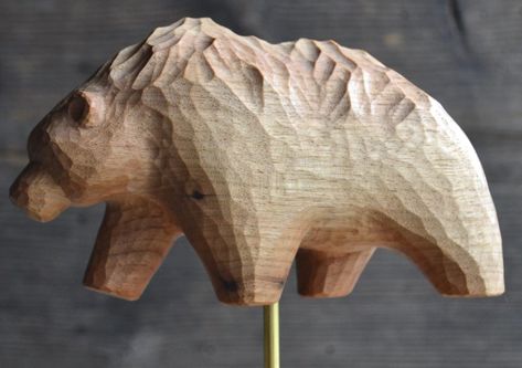 Wooden Bear Carving, Whittling Patterns, Carving Animals, Characters References, Whittling Ideas, Carved Wooden Animals, Wooden Objects, Wood Carving For Beginners, Bear Sculptures