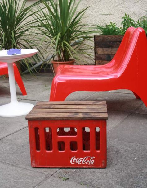 Side table / stool made from vintage coke bottle crate and bed slats. Kursi Ban, Crate Stools, Side Table Stool, Homemade Modern, Beer Crate, Industrial Cafe, Crate Table, Wood Table Diy, Vintage Coke