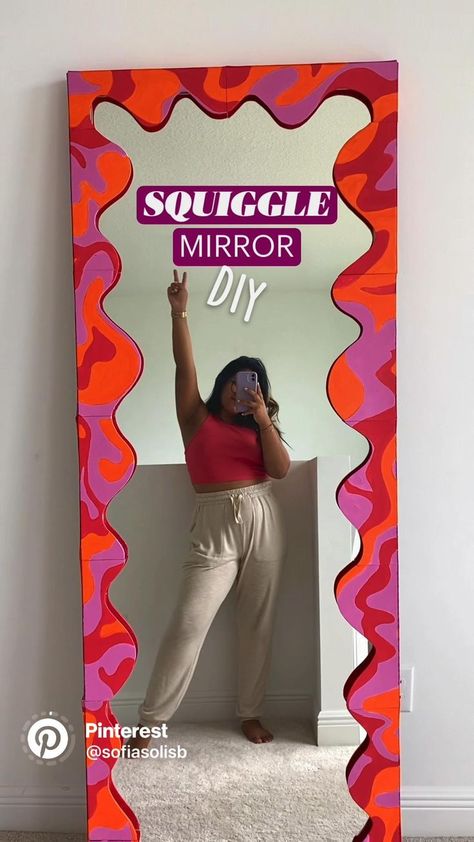 Mirror Dorm Room, Mirror Painting Ideas, Squiggle Mirror, Spiegel Diy, Cute Bedroom, Statement Mirror, Mirror Frame Diy, Cute Diy Room Decor, Mirror Painting