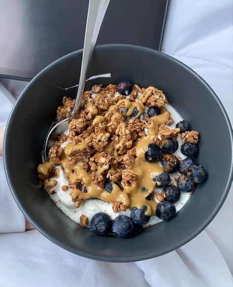 Granola Bowl Aesthetic, Greek Yogurt Bowl, Blueberry Granola, Granola Bowl, Yogurt Bowls, Cinnamon Granola, Butter Cinnamon, Yogurt And Granola, Easy Healthy Meal Prep