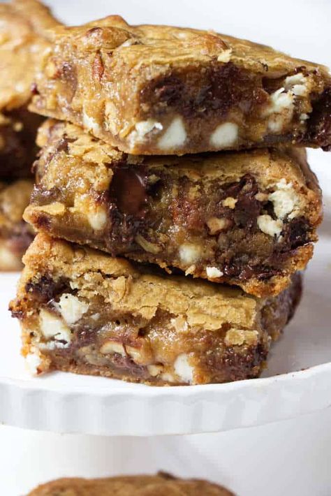 brown butter blondies Gooey Blondies, Brownie Easy, Kitchen Shoot, Sunday Treats, Brown Butter Blondies, Candy Creations, Fantastic Recipes, Delicious Sweets, Chocolate Chip Cookie Cake