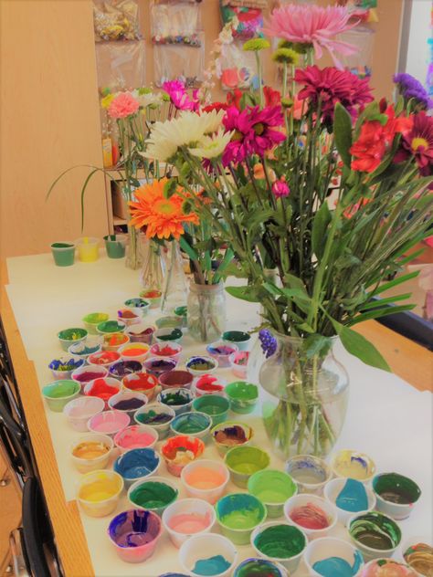 Still Painting Provocations Reggio Atelier, Flowers Kindergarten, Reggio Art, Art Provocations, Mixing Colours, Reggio Inspired Classrooms, Reggio Inspired, Loose Parts, Kindergarten Art