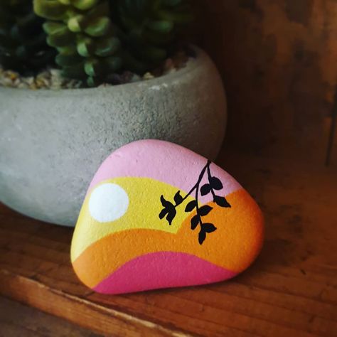 Create this beautiful stone using our Life of Colour paint pens. 😍 Stone Art Design, Ideas For Stone Painting, Cute Stone Art, Diy Stone Painting, Art On Stone Ideas, Cute Stone Painting Ideas, Painting On Pebbles, Paint On Stone, Painted Rocks Dots