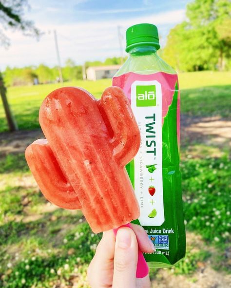 Summer's not complete without frozen treats—especially when they're @glutenfreegirlboss' Strawberry Watermelon Aloe Popsicles 🍓🌵🍉 Here's her recipe: - 1 bottle of @alodrink Twist flavor - 2 cups of frozen watermelon - 1 cup fresh strawberries . 1. Place all ingredients in a blender and blend. 2. Strain mixture 3. Pour mixture into your favorite popsicle molds 4. Let chill and enjoy! Watermelon Aloe Vera Juice, Aloe Vera Watermelon Drink, Absolute Watermelon Vodka Recipes, Vodka Watermelon Infused, Simply Watermelon Juice Cocktail, Dried Fruit Snacks, Frozen Watermelon, Strawberry Lime, Popsicle Molds