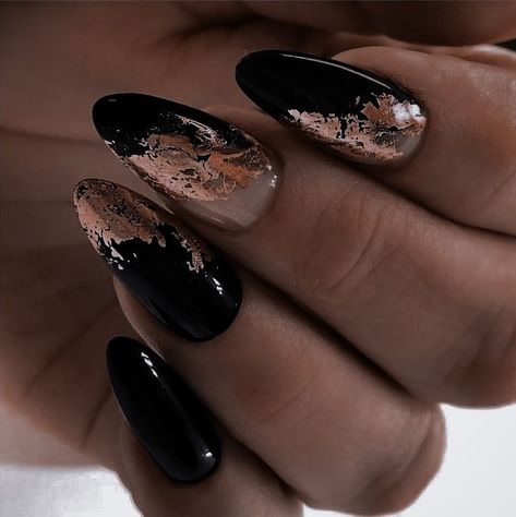 Nail Designs Foil Flakes, Black And Rose Gold Nail Designs, Dark Wedding Nails, Chaotic Nails, Classy Black Nails, Jasmine Nails, Gold Gel Nails, Rose Gold Nails Design, Disney Au