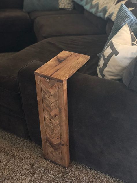 Couch Tray Diy, Pallet Sofa Table Diy Behind Couch, Diy Couch Table Easy, Over The Arm Couch Table Diy, Over The Arm Couch Table, Diy Wood Couch Table, Side Table Over Couch Arm, Couch Drink Holder Diy, Sectional Slide Table Diy