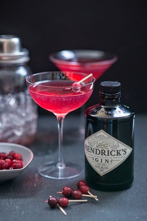 Campari Cocktail, Easy Halloween Cocktails, Hendrick's Gin, The Red Queen, Gin Cocktail, Festive Cocktails, Cocktail Sticks, Halloween Cocktails, St Germain