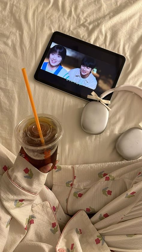 Kdrama Instagram Story, K Drama Aesthetic, Coffee Instagram Post, Kdrama Vibes, Kdrama Aesthetics, Apple Ipad Accessories, Instagram Creative Ideas, Drama Funny, Cute Funny Babies