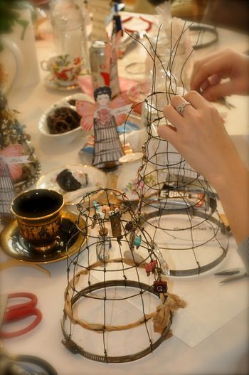 Cage making idea (no instructions) Santos Dolls, Cage Dolls, Cage Skirt, Assemblage Art Dolls, Tutorial Class, Doll Skirt, Tea Cups And Saucers, Tomato Cages, Half Dolls