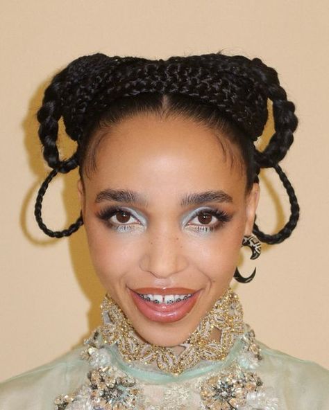 Fka Twigs Makeup, Nye Hairstyles, Victorian Inspired Fashion, Fka Twigs, Brown Eyeshadow, Aesthetic People, Goddess Braids, Box Braids Hairstyles, Dream Hair