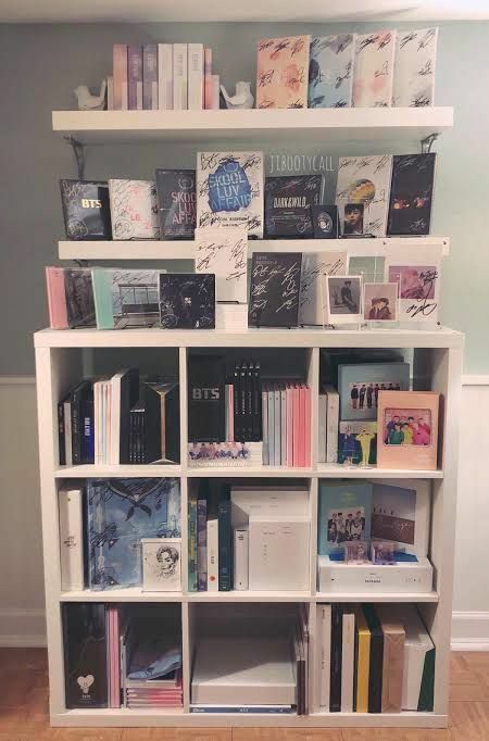 Kpop Albums Shelf, Army Room Decor, Army Room, Aesthetic Room Ideas, Cute Diy Room Decor, Dekorasi Kamar Tidur, Cute Room Ideas, Room Makeover Inspiration, Cute Room Decor