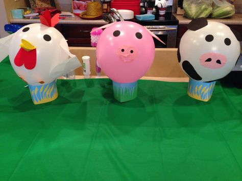 Balloon Farm Animals, Ballon Crafts, Ward Christmas Party, Farm Animals Birthday Party, Farm Themed Birthday Party, Farm Animal Birthday, Round Balloons, Pig Party, Animal Birthday Party