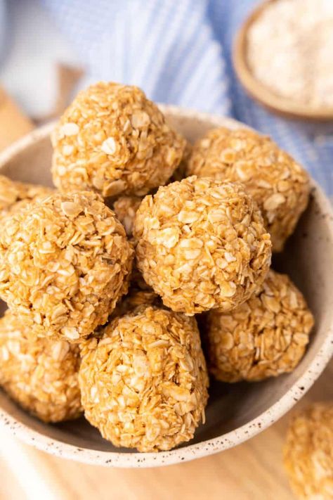 3 ingredient peanut butter oatmeal balls are insanely easy to make! Prepped in just 10 minutes, they’re the perfect snack to have on hand. Peanut Butter Oatmeal Balls, Peanut Butter Balls Easy, Oat Balls, Oatmeal Balls, Butter Oatmeal Cookies, Peanut Butter Oatmeal Bars, Healthy Low Carb Snacks, Fruit Bars, Slow Cooker Dinner Recipes