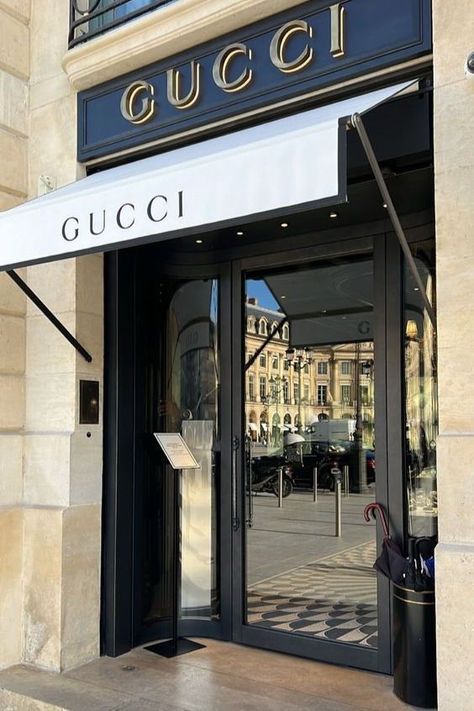 Get access to the best inspiration for store doors with Pullcast. Discover more on visit pullcast.eu #luxurystoredoors #hardwaredesign #hardwareideas #interiordesign Paris Fashion Aesthetic, Dior Store, Store Entrance, Retail Facade, Boutique Names, Townhouse Designs, Door Inspiration, Tent Design, Shop Fronts