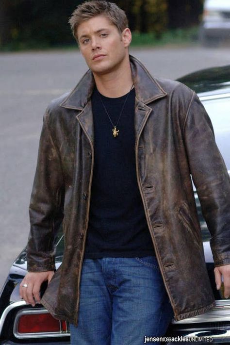 15 Reasons Dean Winchester From "Supernatural" Is The Perfect Man Dean Winchester Outfit, Supernatural Outfits, Dean Supernatural, Supernatural Series, Male Faces, Benedict Sherlock, Jensen Ackles Supernatural, Supernatural Wallpaper, Brown Leather Coat