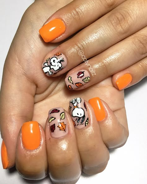 Snoop Peanuts Thanksgiving Nails, Charlie Brown Nail Art, Snoopy Nails Simple, Charlie Brown Nails Thanksgiving, Halloween Snoopy Nails, Peanuts Halloween Nails, Great Pumpkin Charlie Brown Nails, Snoopy Nails Halloween, Snoopy Nails Fall