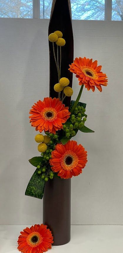 Christmas Floral Designs, Billy Balls, Christmas Vases, Hypericum Berries, Ikebana Arrangements, Church Flower Arrangements, Church Flowers, Line Flower, Linear Design