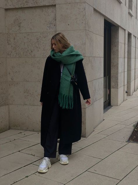 Winter Lisbon Outfits, Vienna Fashion Winter, Black Coat And Scarf, Black Coat Aesthetic, Big Coat Outfit, Cold Outside Outfit, London Street Style Winter, Green Scarf Outfit, Black Coat Outfit Winter