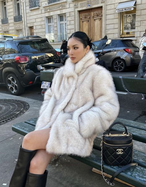 Fur Outfit Aesthetic, Long Fur Coat Outfit, Rich Girl Aesthetic Outfit, Fur Coat Outfit Casual, Fur Coat Aesthetic, Rich Girl Outfit, Vivian Lau, Rich Girl Outfits, Fur Coat Outfit