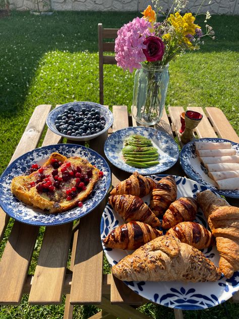 Breakfast In Garden Aesthetic, Garden Breakfast Aesthetic, Breakfast Table Aesthetic, Patio Breakfast, Family Breakfast Table, Breakfast In The Garden, Outdoor Breakfast, Breakfast Outside, Breakfast Tables