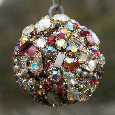 Craftiness NOT Needed: 10 Sentimental DIY Christmas Ornaments Jeweled Trees, Gazing Balls, Old Jewelry Crafts, Jewel Ornaments, Costume Jewelry Crafts, Pictures Frames, Vintage Jewelry Diy, Vintage Jewelry Ideas, Vintage Jewelry Repurposed