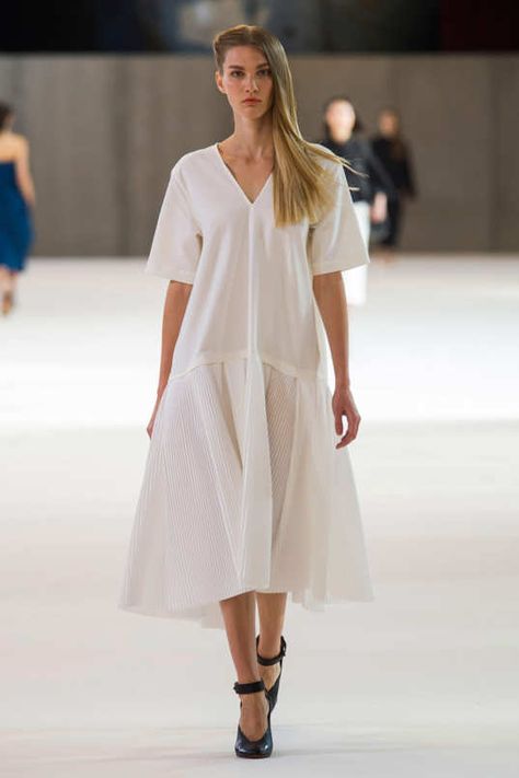 Dress Runway, Christophe Lemaire, London Fashion Weeks, Vestido Casual, Jil Sander, Fashion Details, London Fashion Week, Simple Dresses, Modest Fashion