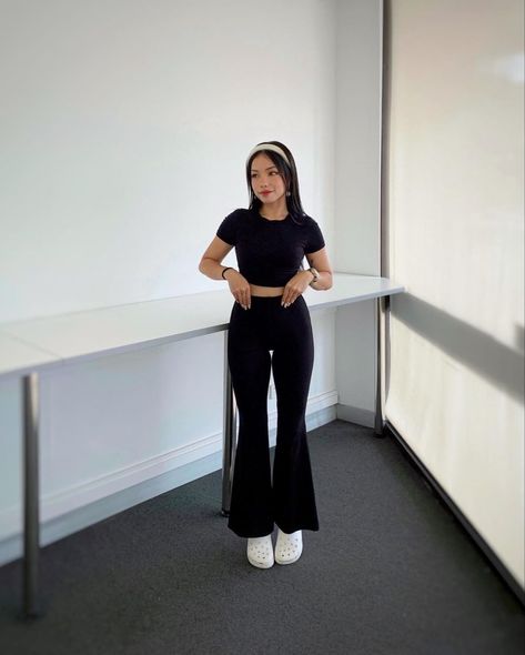 Outfit Inspo Black Leggings, Black Flares Outfit, Black Flare Leggings Outfit, Black Flared Leggings Outfit, Black Flare Jeans Outfit, Black Flare Pants Outfit, Flair Leggings Outfit, Flare Pants Outfits, Flares Outfit