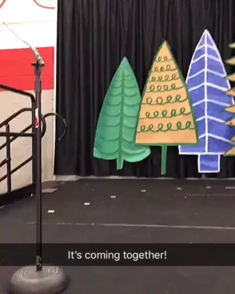 Sarah Bogaski on Instagram: “Cute and simple background for K-2nd Christmas concert tonight! Good luck Sacred Heart kids and teachers! #artteachersofinstagram…” School Christmas Concert Decorations, Preschool Christmas Concert Ideas, Christmas Program Decorations, Christmas Concert Ideas For Kids, Concert Display, Simple Christmas Backdrop, Concert Decorations, Concert Background, Musical Christmas Decorations