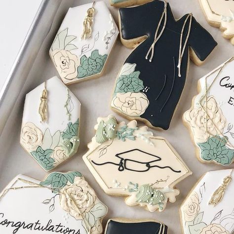 Graduation Gown Cookies, Minty Desserts, Cookie Room, Sugar Cookie Desserts, Grad Cookies, Boho Graduation, Masters Graduation, Theme Cookies, College Graduation Parties