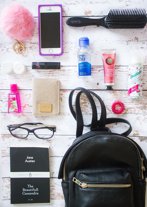 Wildfire Charm: What's in my mini backpack? #flatlay Backpack Flatlay, Backpack Necessities, Mini Backpack Essentials, Sleepover Essentials, What's In My Backpack, Everyday Bag Essentials, In My Backpack, What's In My Purse, High School Backpack