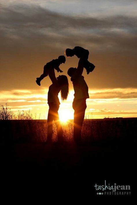 Light of their lives (: ❤ Cute Family Pictures, Cute Family Photos, Family Picture Poses, Family Photo Pose, Fall Family Pictures, Photographs Ideas, Foto Baby, Fall Family Photos, Sun Sets