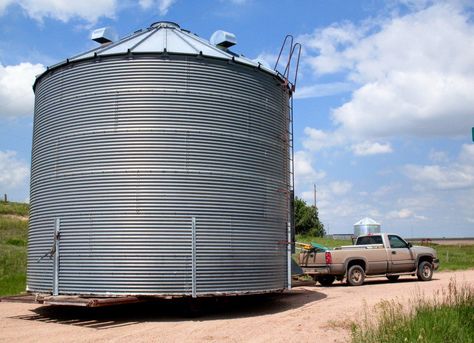 A discussion of how and where to locate used grain bins for various needs, including grain storage and housing. How to tell a good quality grain bin from one of poor quality. Bins listed for sale. Grain Bin Ideas, Silo Ideas, Silo Homes, Round Homes, Shed Diy, Bin House, Grain Bin House, Grain Bins, Garden Shed Diy